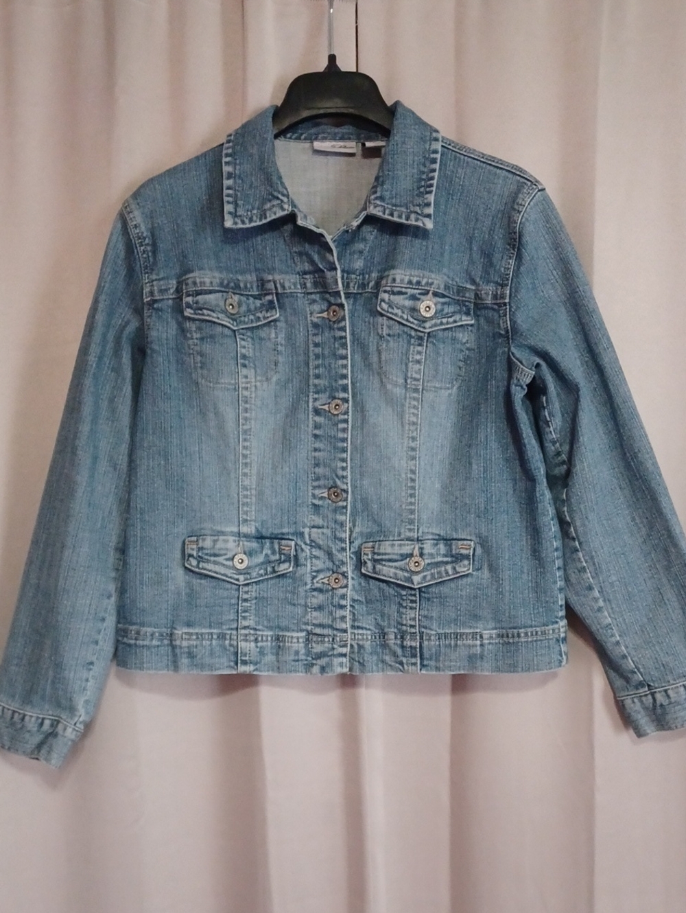 Chicos Platinum Light Wash Denim Jacket Size M Pockets Button Front Stretch